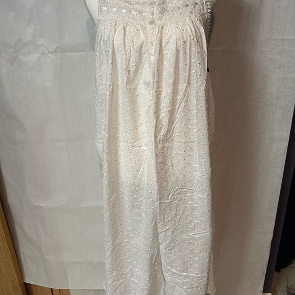 Delicates Ivory Lace Buttoned Chemise - Picture 13 of 13